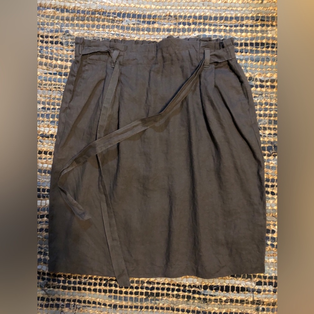 Elegant Grey Women's Skirt
Brand: Ellen Tracy